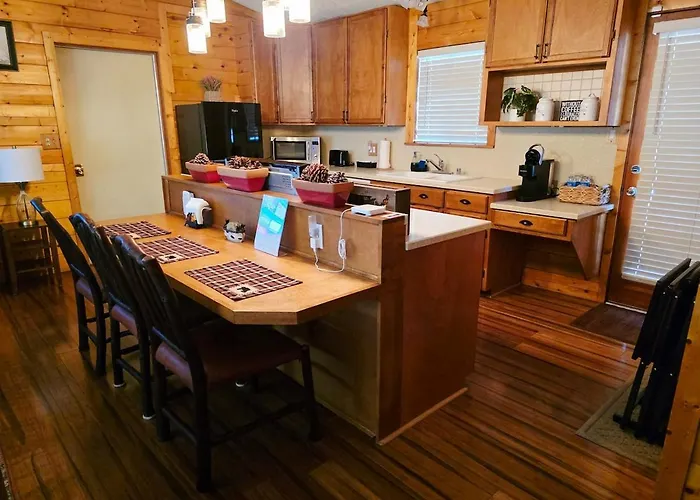 Bear Escapes II Affordable Luxury Cabin