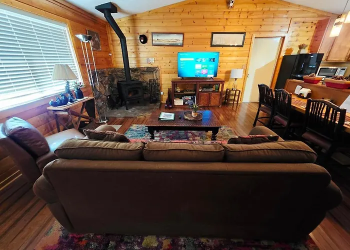 Bear Escapes II Affordable Luxury Cabin